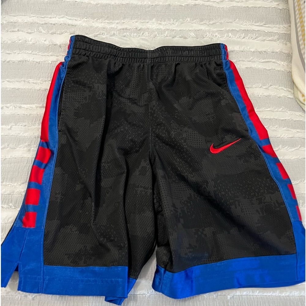 Nike - Big kid basketball shorts, Size XL